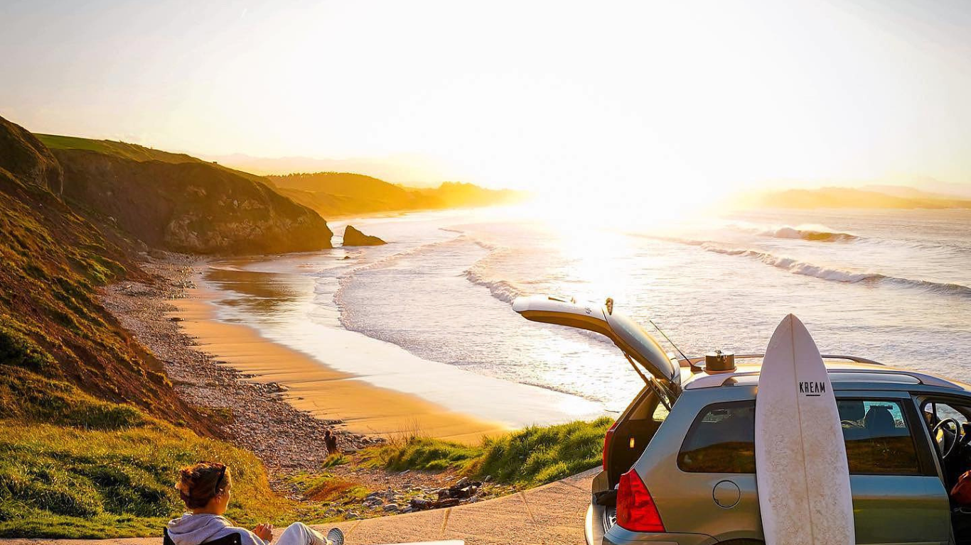 Surfen am Strand mit tinycamper